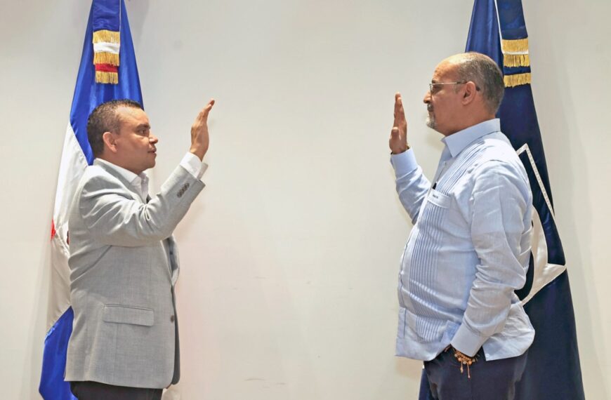 Titular del SNS juramenta nuevos coordinadores de las Redes Oncol&oacute;gica Perif&eacute;rica y de Pie Diab&eacute;tico